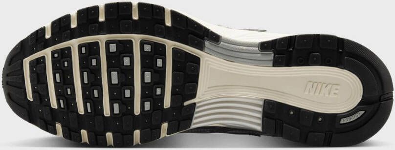 Nike P-6000 in zilver formaten: 42