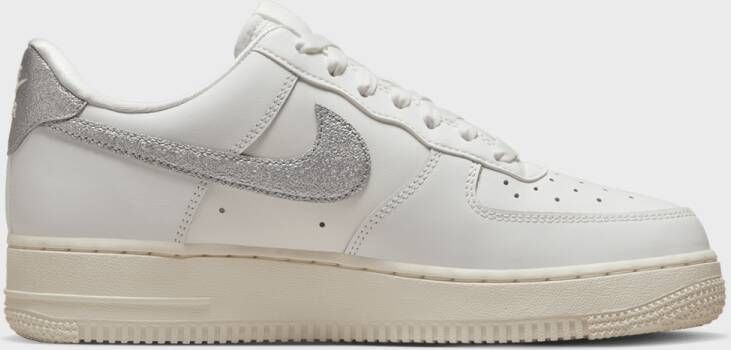 Nike Wmns Air Force 1 '07 Basketball Schoenen summit white metallic silver sail white maat: 37.5 beschikbare maaten:37.5