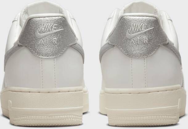 Nike Wmns Air Force 1 '07 Basketball Schoenen summit white metallic silver sail white maat: 37.5 beschikbare maaten:37.5