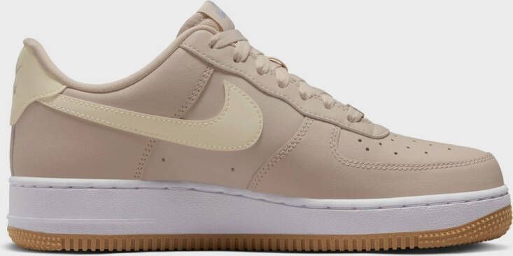 Nike WMNS Air Force 1 '07 in beige formaten: 38