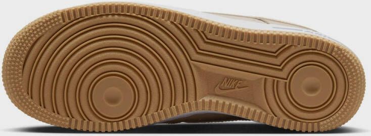 Nike WMNS Air Force 1 '07 in beige formaten: 38