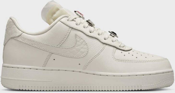 Nike WMNS Air Force 1 Low Premium Air Force 1 in bruin formaten: 36.5