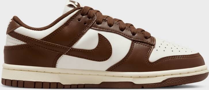 Nike WMNS Dunk Low in Wit Bruin