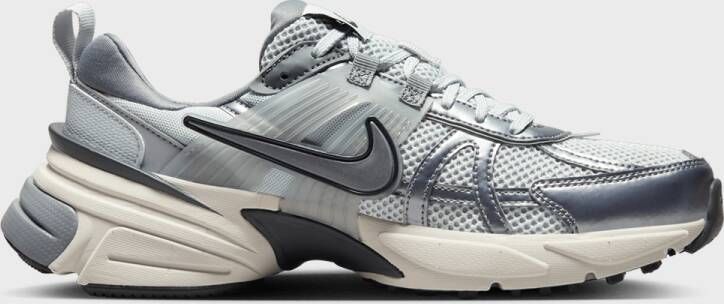 Nike Wmns V2k Run Trendy Sneakers Dames pure platinum mtlc cool grey wolf grey maat: 36.5 beschikbare maaten:36.5 37.5 38.5 39 40.5 41