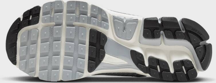 Nike WMNS Zoom Vomero 5 in Grijs