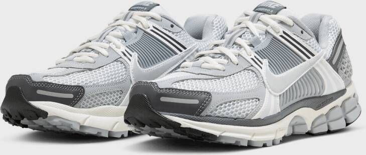 Nike WMNS Zoom Vomero 5 in Grijs