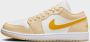 Jordan Wmns Air 1 Low Basketball Schoenen sail yellow ochre pale vanilla white maat: 36.5 beschikbare maaten:36.5 37.5 38.5 39 40.5 41 42 - Thumbnail 1