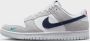 Nike herenschoenen Dunk Low Football Grey White Bright Crimson Midnight Navy- Heren Football Grey White Bright Crimson Midnight Navy - Thumbnail 5