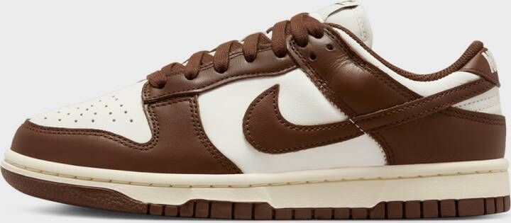 Nike WMNS Dunk Low in Wit Bruin