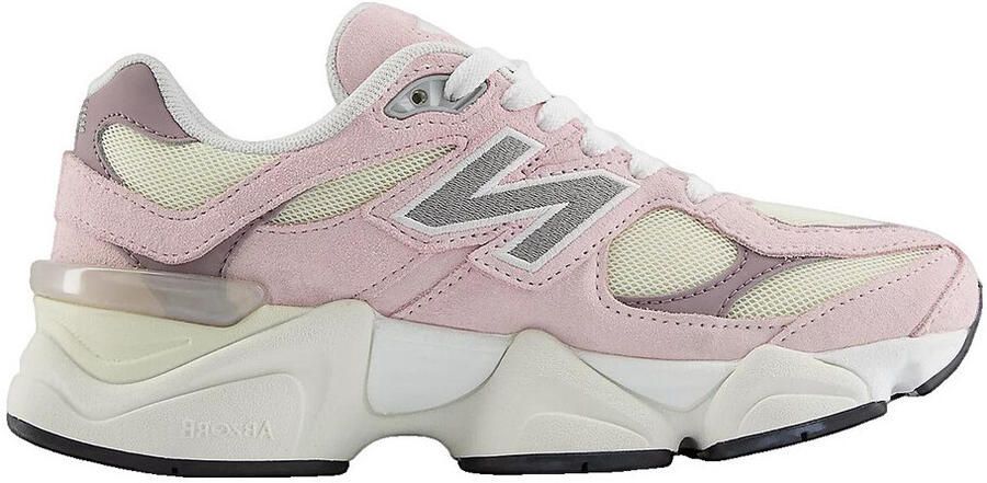 New Balance 9060 (GS) Lifestyle in lichtroze formaten: 37.5