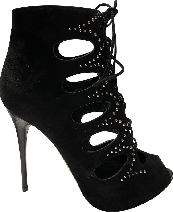 Alexander McQueen Pre-owned Alexander McQueen Cut Out Studded Veterboots in Zwart Suède