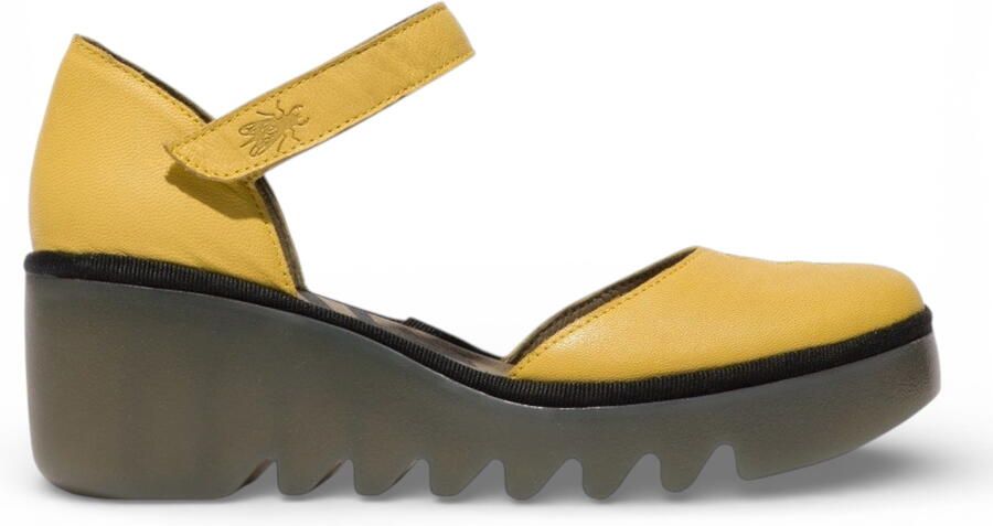 Fly London dames sandalen met sleehak model BISO305FLY van suède leer geel.