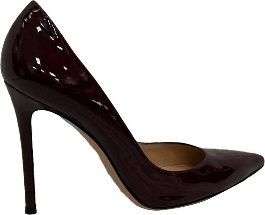 Gianvito Rossi Pre-owned Gianvito Rossi pumps met spitse neus in bordeauxrood lakleer.