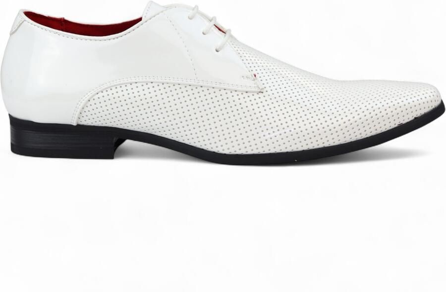 Infinity Leather Witte puntige veterschoenen voor heren met geperforeerde neus