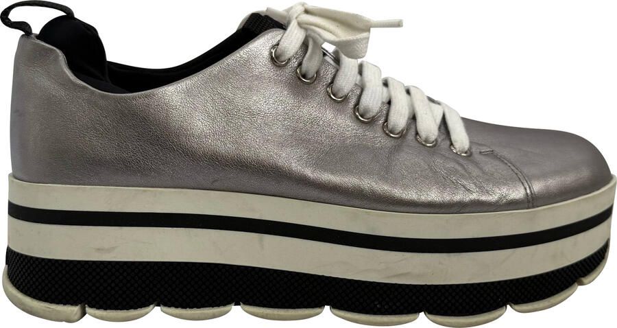 Prada Pre-owned Prada Platform Sneakers in Zilveren Leer