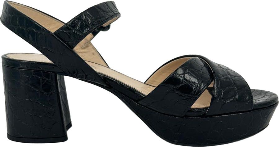 Prada Pre-owned Prada zwarte platform sandalen met krokodillenprint en gekruiste bandjes in zwart lakleer.