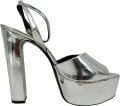 Saint Laurent Pre-owned Saint Laurent Jodie platform sandalen in metallic zilverkleurig lakleer - Zilver