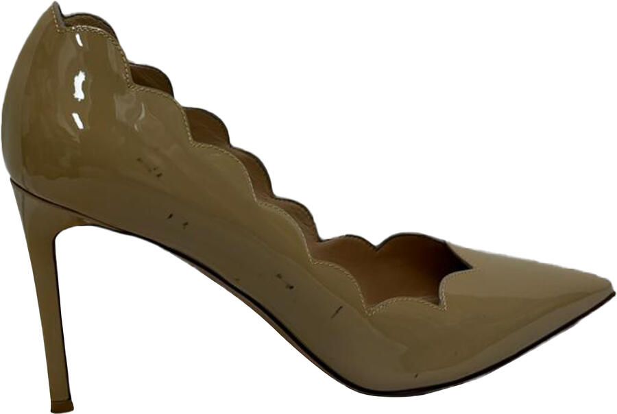 Valentino Pre-owned Valentino Garavani pumps met geschulpte puntige neus in beige lakleer