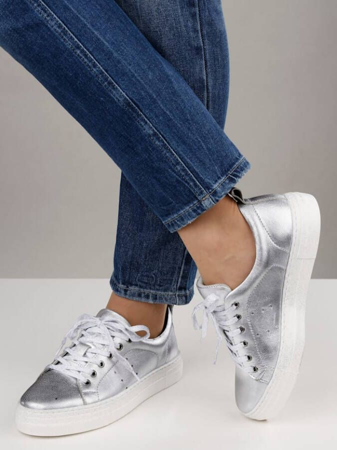 Liva Loop Sneaker in metallic look Zilverkleur