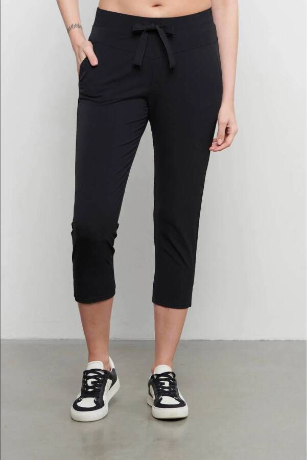 &Co Woman travelstof slim regular waist broek zwart