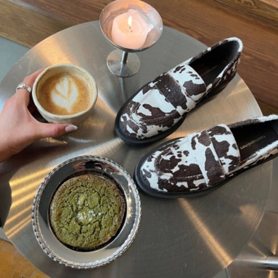 Copenhagen Shoes Celina leren loafers met koeienhaar bruin wit