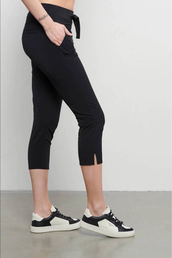 &Co Woman travelstof slim regular waist broek zwart