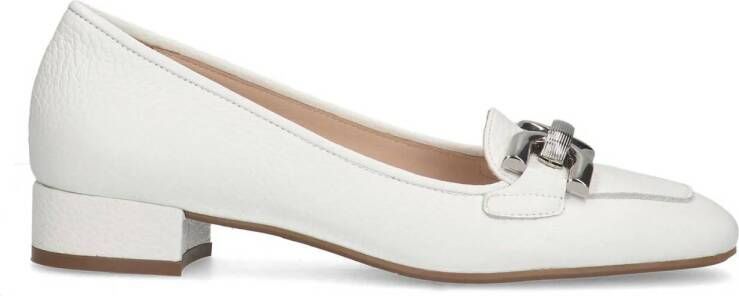 Manfield Dames Witte leren loafers met zilverkleurige chain