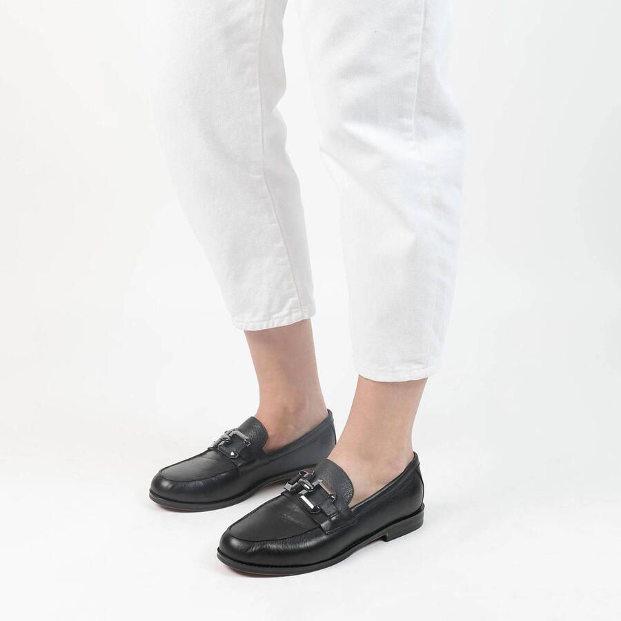 Manfield Dames Zwarte leren loafers met vierkanten chain