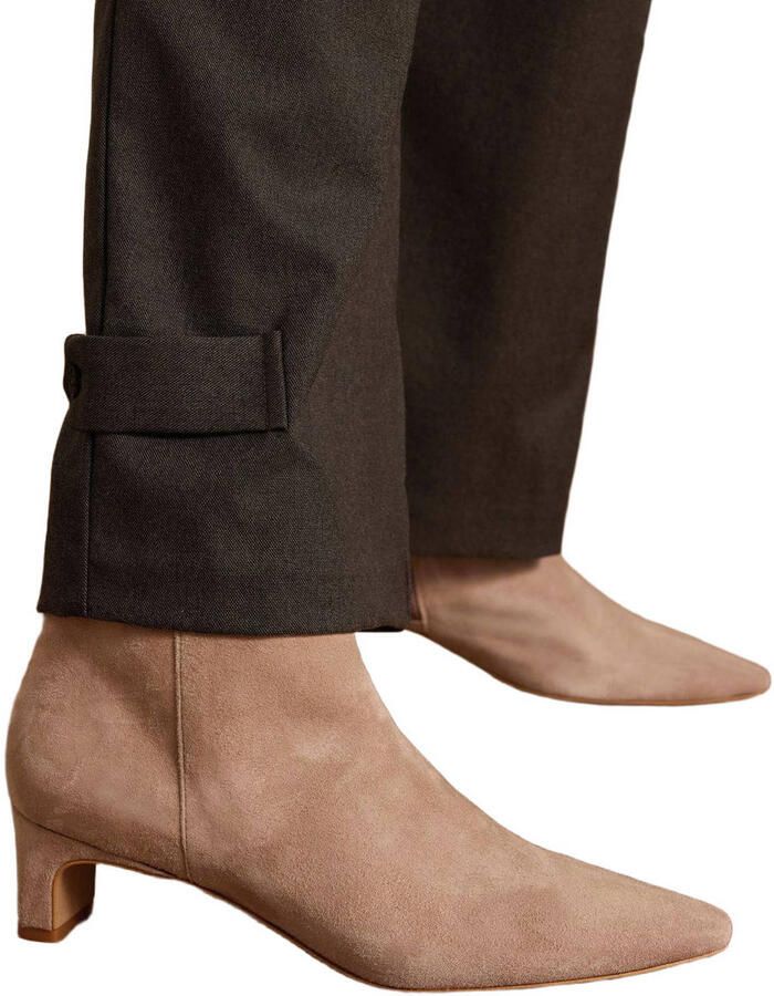 Manfield Dames Beige suède enkellaarsjes met hak