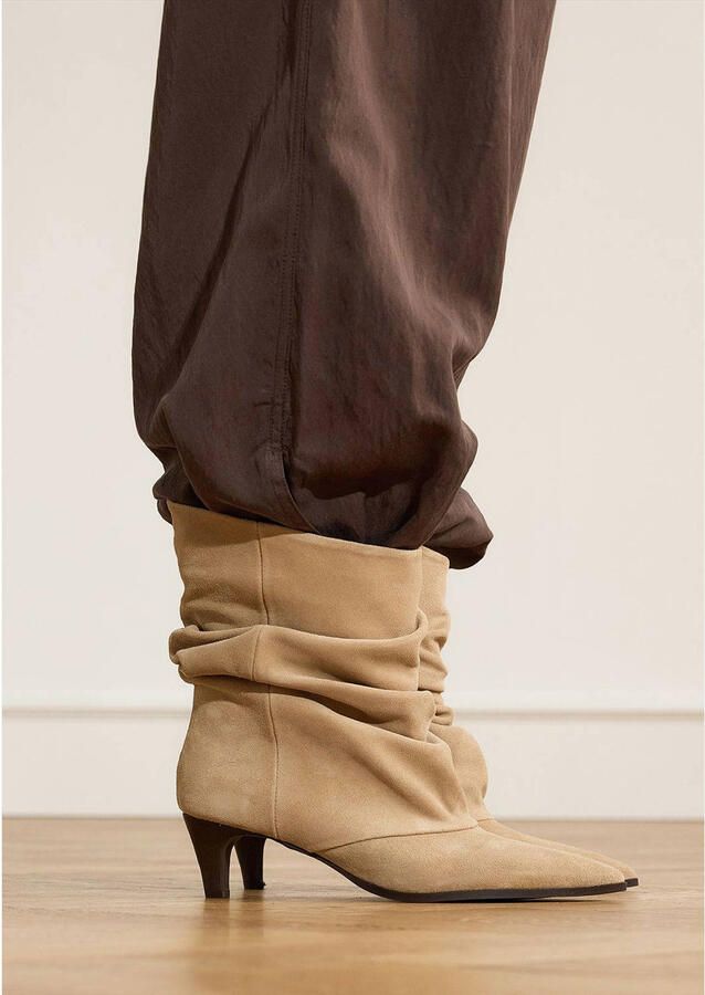 Manfield Dames Beige suède slouchy enkellaarsjes met hak