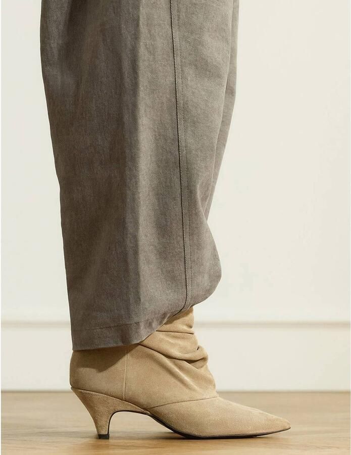 Manfield Beige suède slouchy enkellaarsjes met hak - Foto 3
