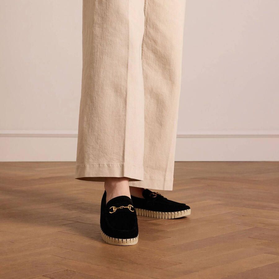 Manfield Dames Zwarte suède loafer met goudkleurig detail