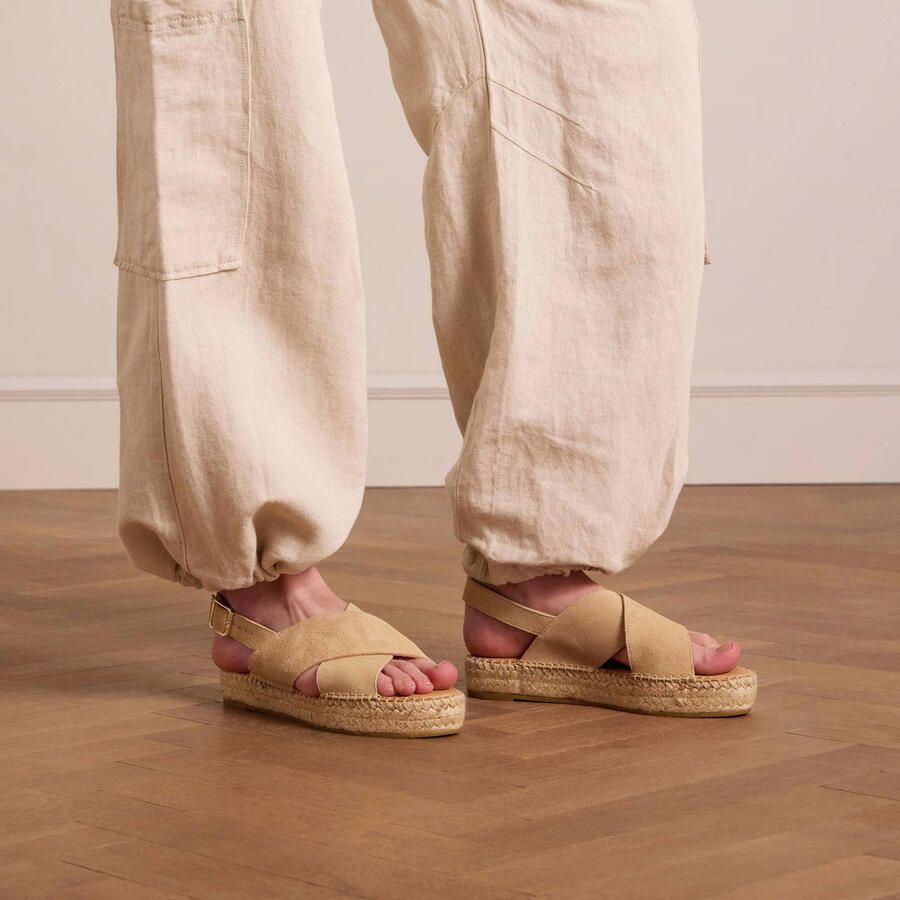 Manfield Dames Beige suède sandalen met plateau