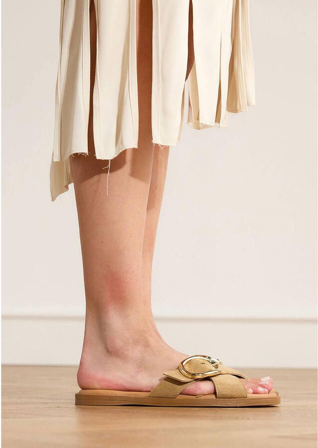 Manfield Dames Beige suède slippers met gouden gesp - Foto 3