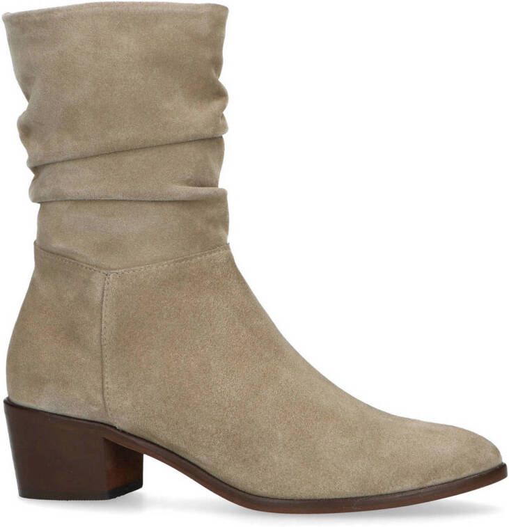 Manfield Dames Beige suède enkellaarsjes met geplooid detail - Schoenen.nl