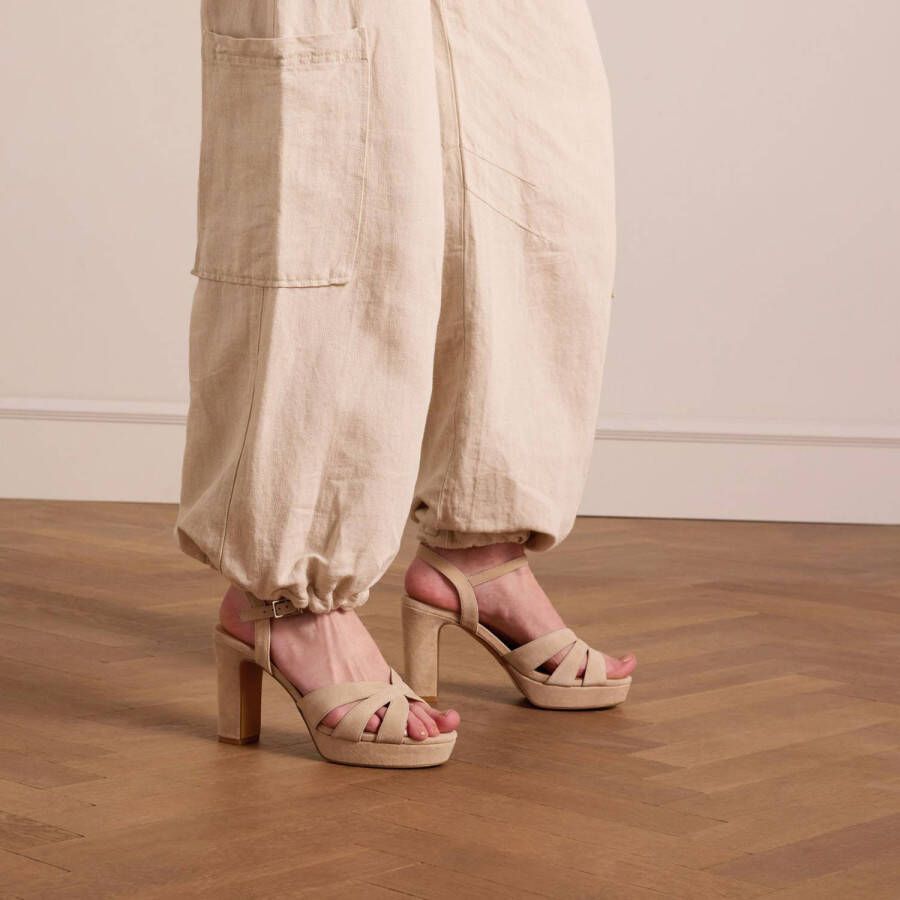 Manfield Dames Beige suède sandalen met hak