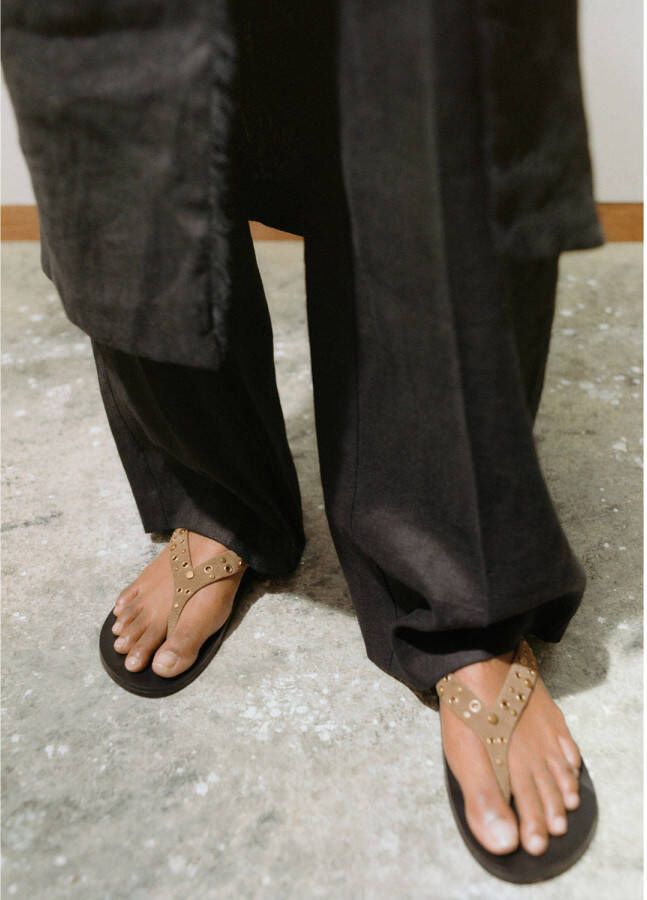 Mango leren slippers met studs beige