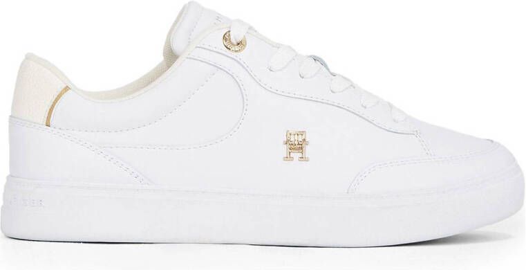 Tommy Hilfiger Plateausneakers ESSENTIAL CHIC COURT SNEAKER vrijetijdsschoen veterschoen lage schoen met th-sieraad