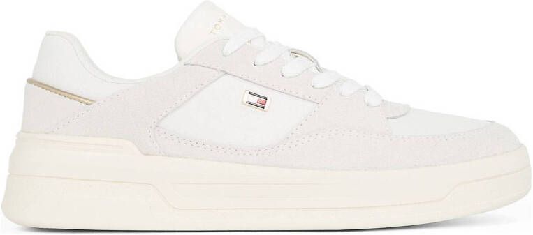 Tommy Hilfiger Plateausneakers ESSENTIAL BASKET SNEAKER vrijetijdsschoen lage schoen veterschoen met logo-embleem