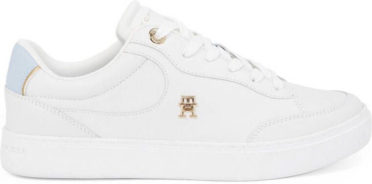 Tommy Hilfiger Plateausneakers ESSENTIAL CHIC COURT SNEAKER vrijetijdsschoen veterschoen lage schoen met th-sieraad