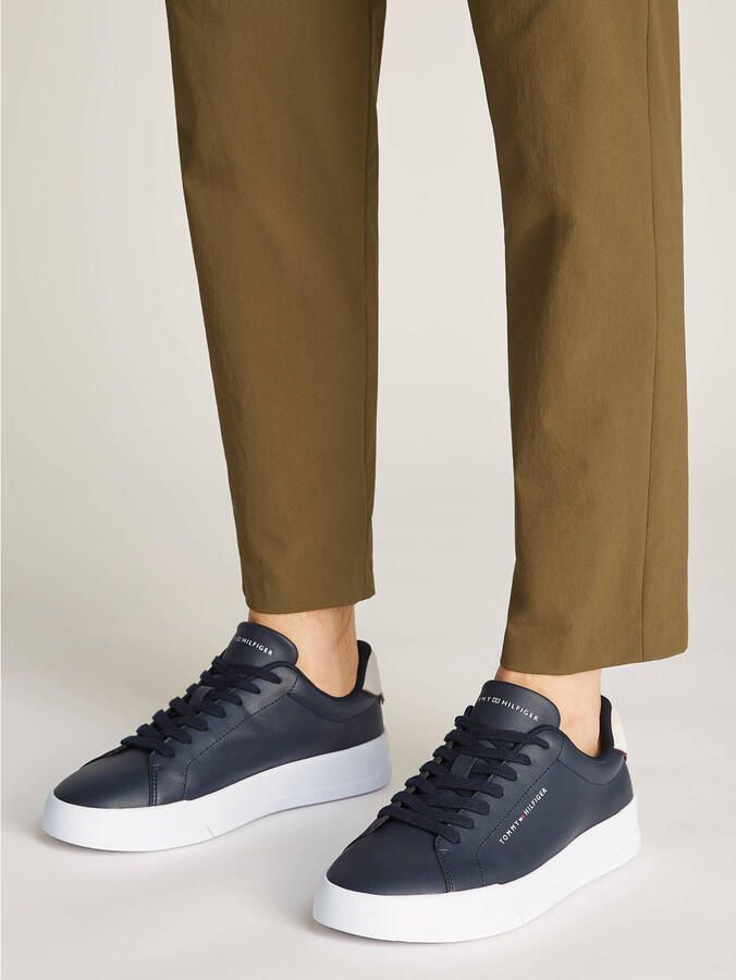 Tommy Hilfiger Sneakers TH COURT LTH DETAIL ESS vrijetijdsschoen lage schoen veterschoen met zijlijk logo-opdruk