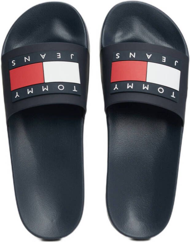 TOMMY JEANS Badslippers POOL SLIDE ESS zomerschoen poolslides slippers met opvallende logo-vlag