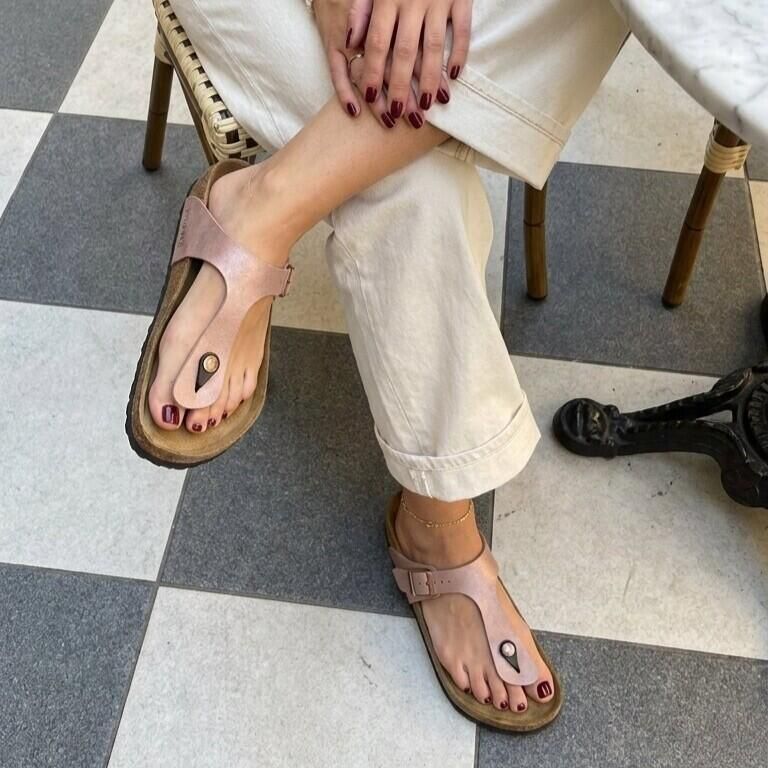 Birkenstock Women's Gizeh BF Metallic Sandalen Regular beige