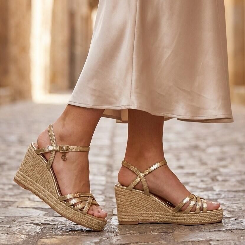 Mexx Noemi Pakina Sandalen Met Sleehak Dames Goudkleurig