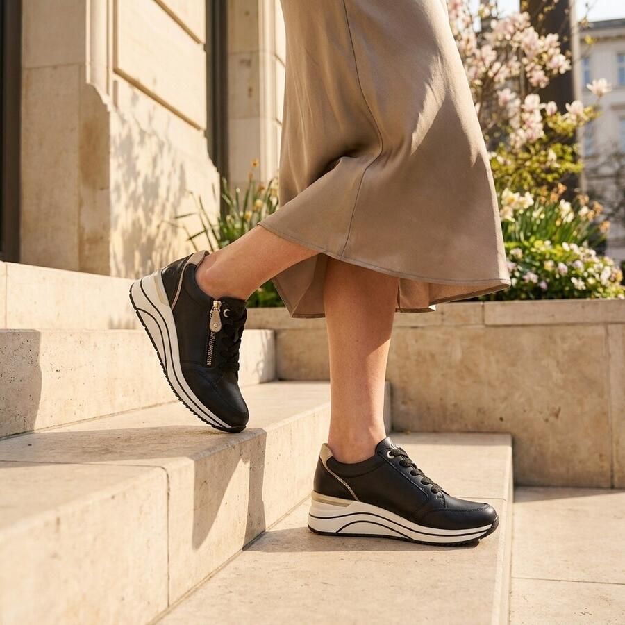 Remonte Stijlvolle Comfort Sneaker met Gouden Accenten Black Dames