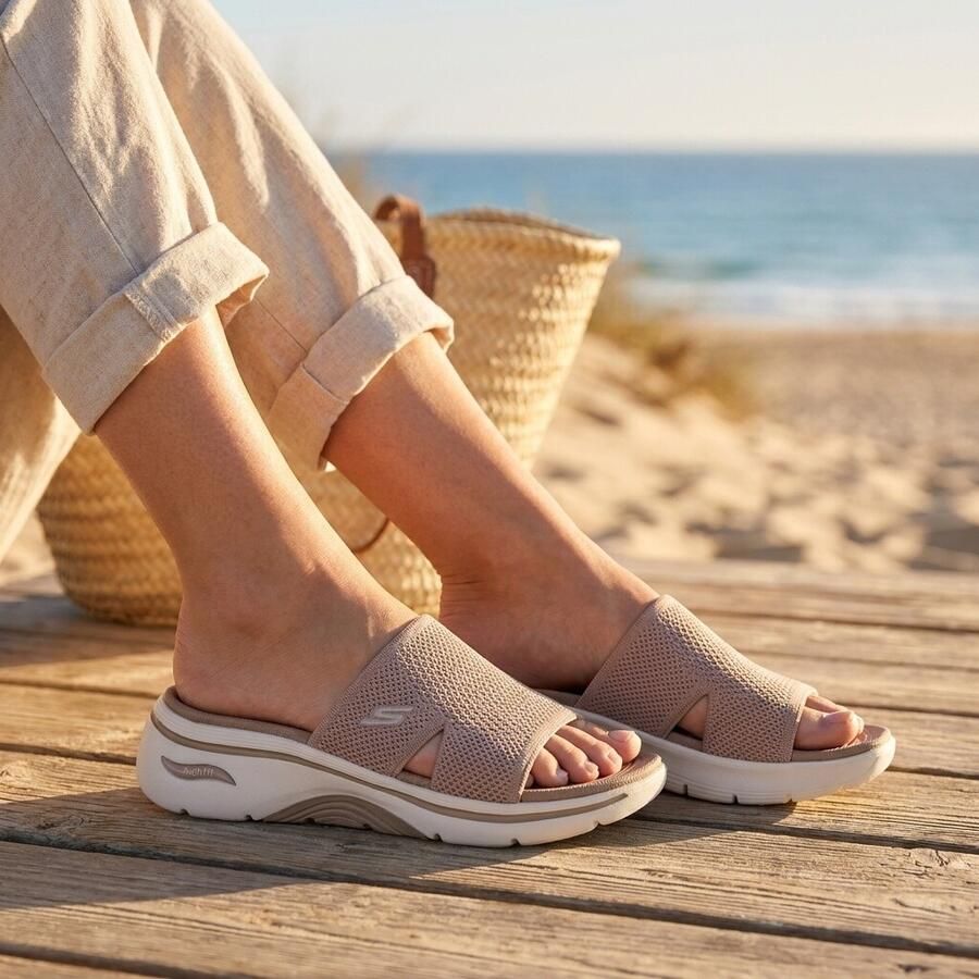 Skechers Go Walk Arch fit 2.0 Slippers beige