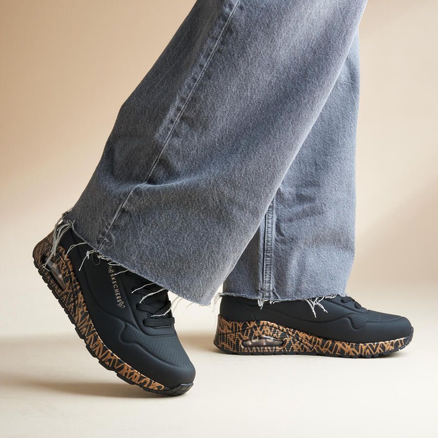 Skechers Sneakers met sleehak UNO-LOVING LOVE Vrijetijdsschoen lage schoen veterschoen met coole graffiti-print