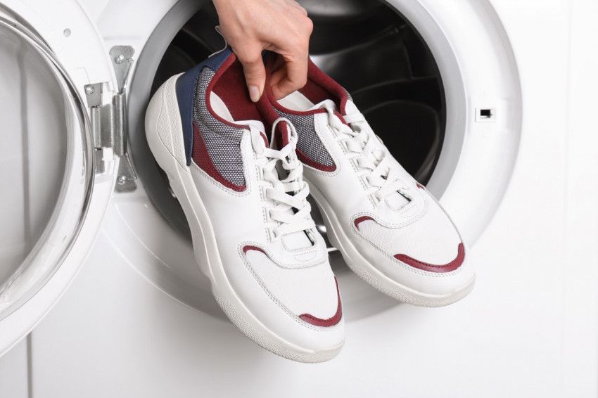 Schoenen in de wasmachine: wat kan er wel en wat niet?